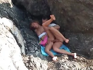 Huiseigenaar neukt twee jonge blonde hutjes gratis erotische filmpjes